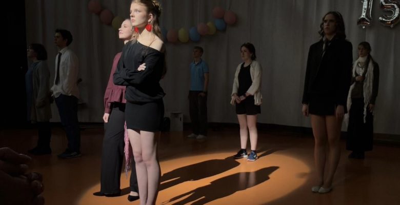 Eine Szene aus dem Theaterstück.